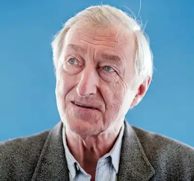 جولین بارنز نویسنده کتاب رفتن(ها)